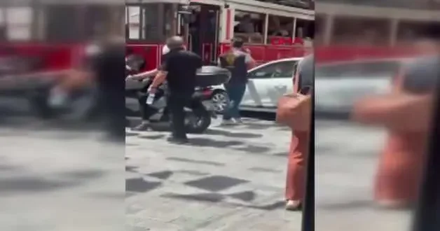 Yanlışlıkla gaza basan sürücü tramvaya çarptı