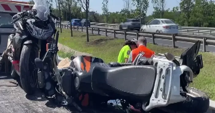 Kağıthane de iki motosiklet çarpıştı, savrularak refüje çarptılar: 4 yaralı