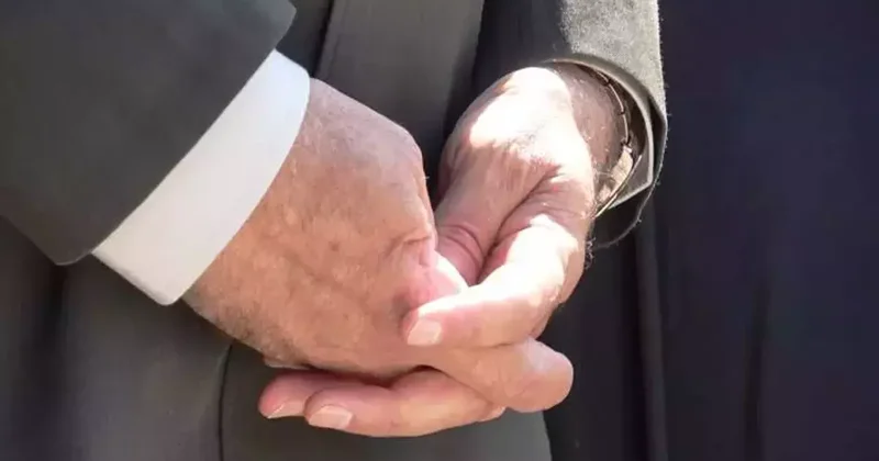 15 Temmuz anmasında dikkat çeken an: Darbecilerle çatışan paşanın parmakları dikkat çekti