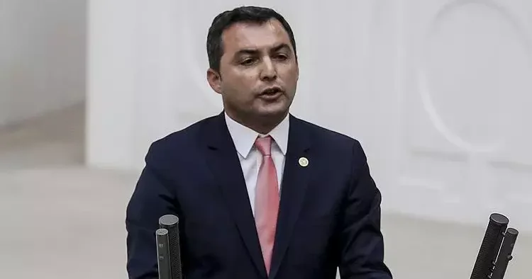 Görevden uzaklaştırılan Kara dan açıklama CHP liliğim duvarlara Ecevit yazmakla başladı