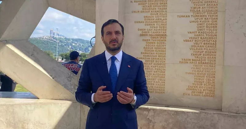 AK Parti İstanbul İl Başkanlığı 15 Temmuz Şehitler Anıtı’nı ziyaret etti