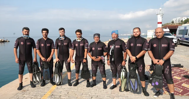 Antalya da 15 Temmuz dolayısıyla denizde Türk bayrağı açıldı Antalya Haberleri