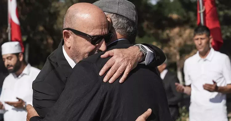 15 Temmuz da tarihi emri vermişti! Emekli Korgeneral Zekai Aksakallı, şehit Ömer Halisdemir in mezarını ziyaret etti
