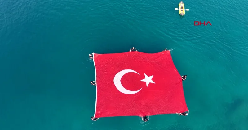 Denizde Türk bayraklı 15 Temmuz farkındalığı