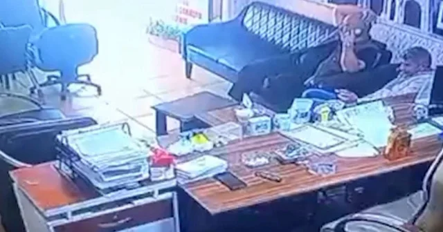Saniyelerle kurtuldular: Hatay da bir iş yerinin tavanın çökme anı kamerada VİDEO İZLE