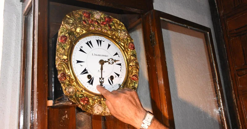 Afyonkarahisar da Ulu Cami deki 140 yıllık kurmalı saat zamana tanıklık ediyor
