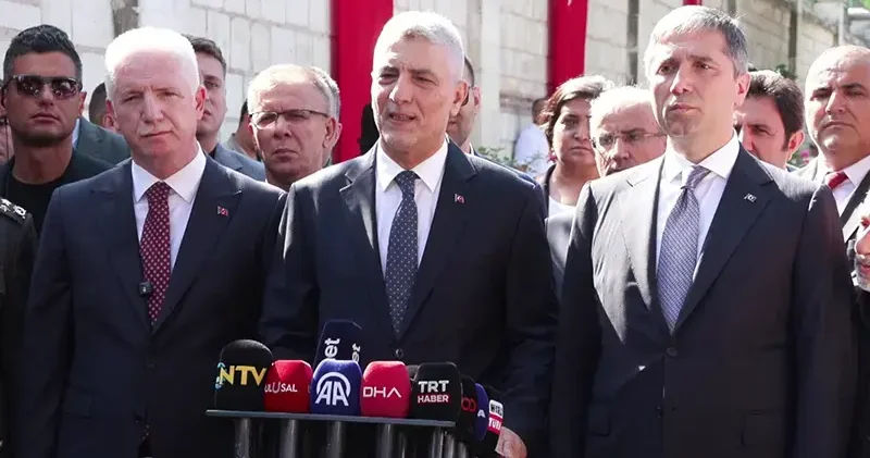 Ticaret Bakanı Bolat ve Vali Gül den 15 Temmuz Şehitliğine ziyaret