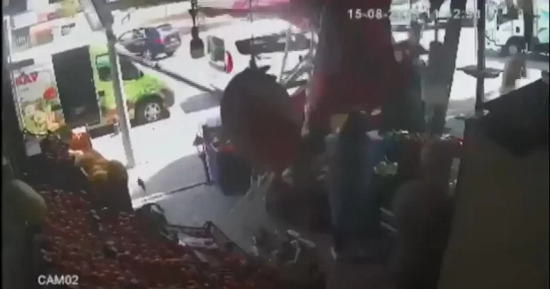 Büyükçekmece de şiddetli rüzgar manavın şemsiyelerini uçurdu