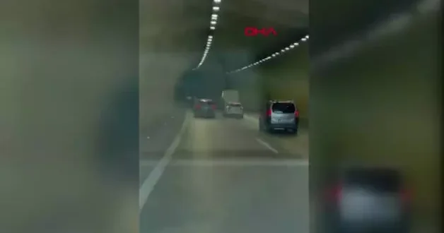 Tünelde yol verme kavgası: Aracın camına yumruk atıp kapısını tekmeledi