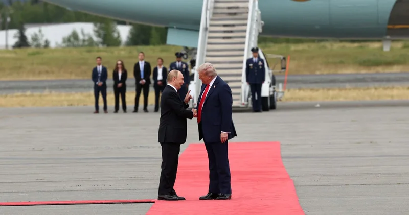 Tarihi buluşma! Trump ve Putin araya geldi