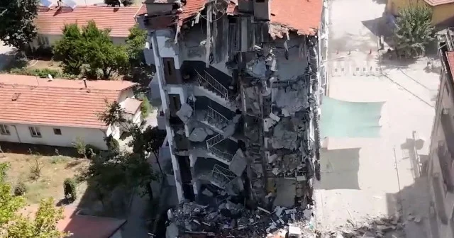 Balıkesir Sındırgı daki depremde ağır hasar gören binalar kontrollü şekilde yıkılıyor VİDEO İZLE