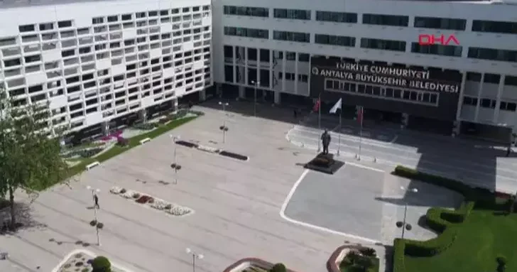 Antalya da belediyeye yönelik rüşvet operasyonunda gözaltına alınan 15 şüpheli adliyede