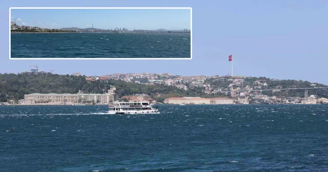 İstanbul da fırtına etkisini artırdı: Zeytinburnu açıklarında tekne alabora oldu İstanbul Haberleri