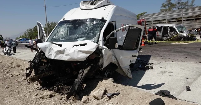 Minibüs ile hafif ticari araç çarpıştı; kayınpeder ile gelin öldü, 4 yaralı Burdur Haberleri