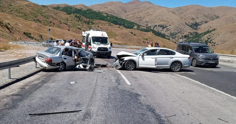 İki otomobil çarpıştı: Ölüler ve yaralılar var