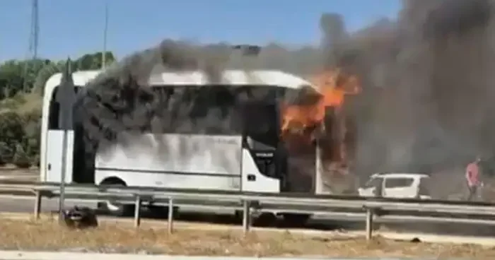 Bolu’da seyir halindeki midibüs alev alev yandı