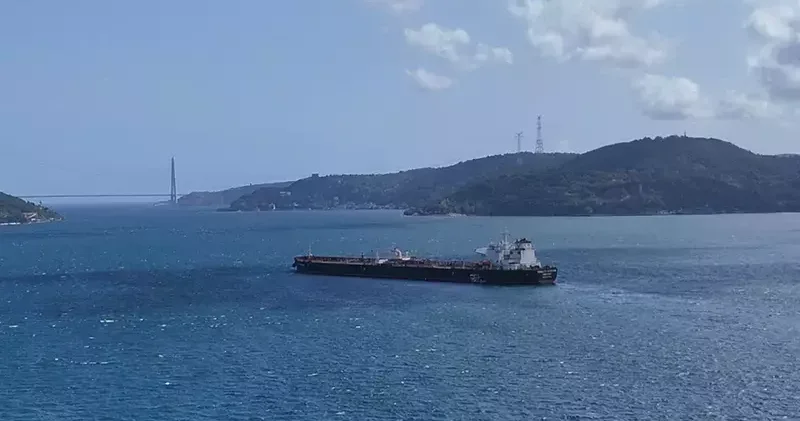 İstanbul Boğazı nda arızalanarak Sarıyer açıklarına demirletilen tanker havadan görüntülendi