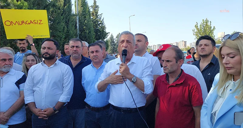 AK Parti’ye geçen Şehitkamil Belediye Başkanı Yılmaz protesto edildi: Siyasi hırsızlık yapmıştır!