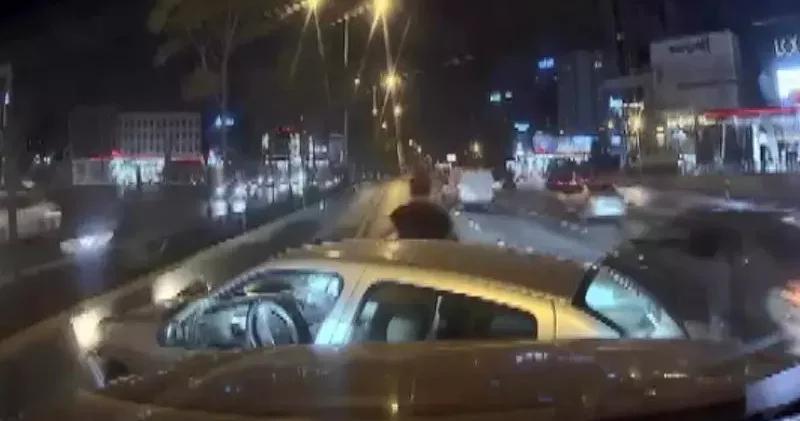 Ataşehir D 100 Karayolu nda iki sürücünün yol verme tartışması kazayla sonuçlandı