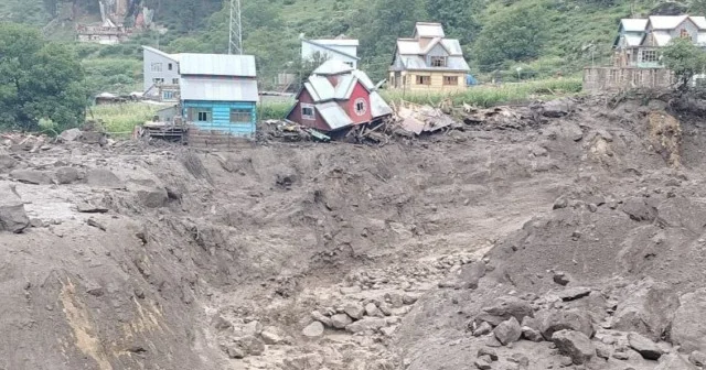 Hindistan da aniden bastıran sel baskını kamerada: 65 ölü yüzlerce kayıp var VİDEO İZLE
