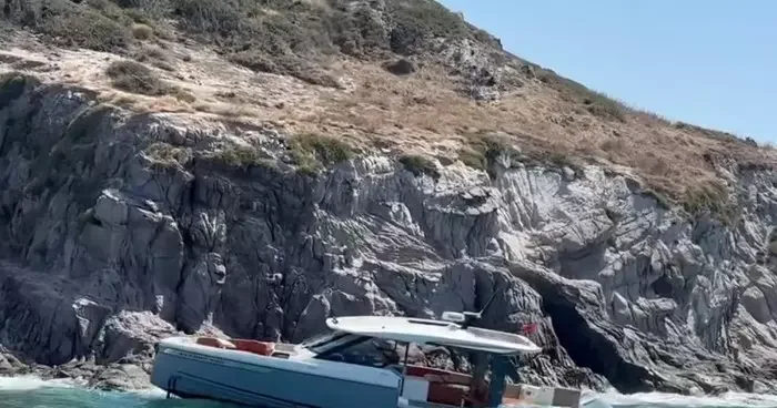 Bodrum da arıza yapan tekne karaya oturdu! 3 kişiyi Sahil Güvenlik kurtarıldı