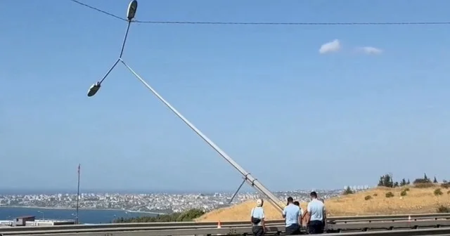 Büyükçekmece de D 100 kara yolundaki aydınlatma direği fırtına nedeniyle yan yattı VİDEO İZLE
