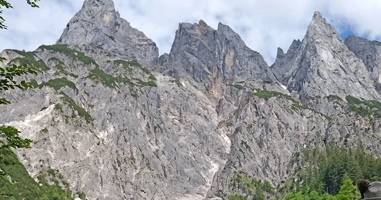 Avusturya da belediye başkanı, eşinin gözleri önünde 45 metreden düşerek hayatını kaybetti
