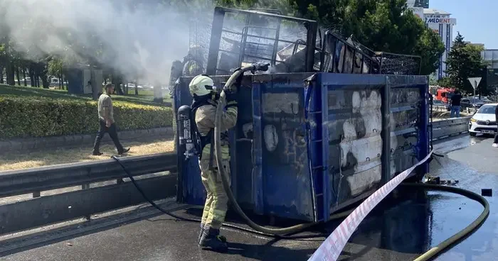 Kadıköy de hurda yüklü kamyonun dorsesi alev alev yandı