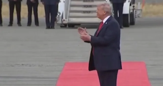Trump Putin’i Alaska da alkışlarla karşıladı VİDEO İZLE