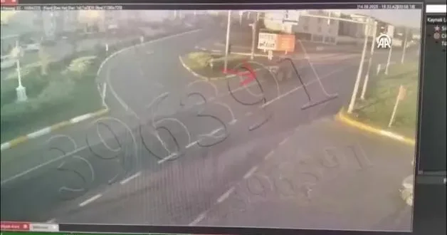 Erzurum da 10 kişinin yaralandığı yolcu otobüsü kazası kamerada