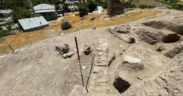 Elazığ da Tadım Kalesi ve Höyüğü nde yaklaşık 6 bin yıllık buluntular gün yüzüne çıkarıldı