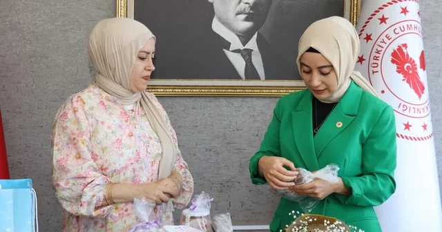 Kadın kaymakama ilçedeki hemcinslerinden çeyiz bohçası hediyesi Erzurum Haberleri