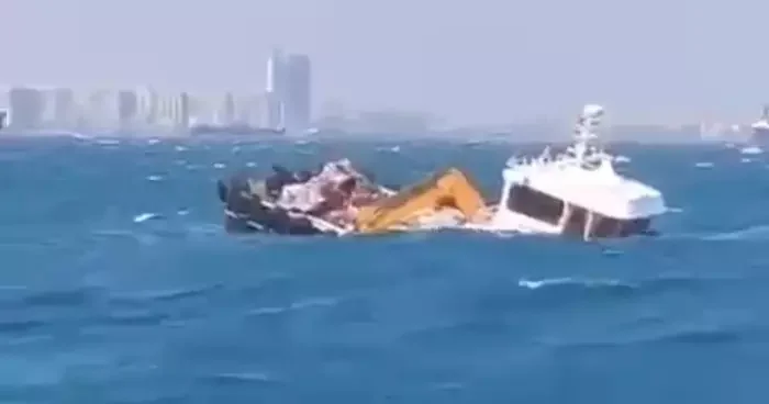 İstanbul da şiddetli fırtına nedeniyle alabora olan tekne battı: 4 kişi kurtarıldı