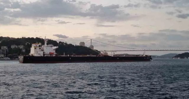 İstanbul Boğazı’nda arızalanan petrol tankeri demirlendi VİDEO İZLE