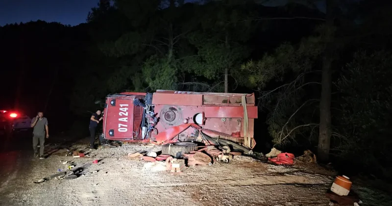 Antalya da arazözün devrildi: 2 personel yaralı