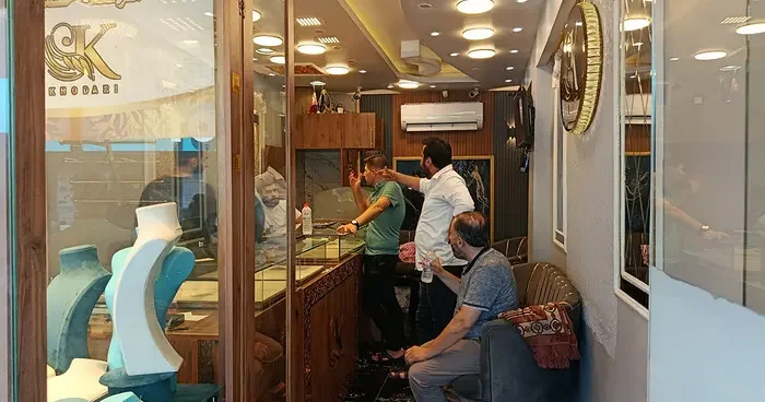 Adana’da kuyumcuda dehşet: Çalışanları vurup 1 kilo altın çaldılar!
