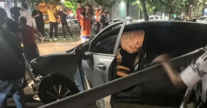 Batman da trafik kazası, otomobil aydınlatma direğine çarptı