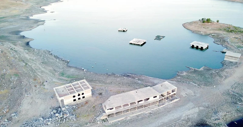 Kuraklık nedeniyle barajlardaki su seviyesi düştü: Eski yerleşim yerleri ortaya çıktı