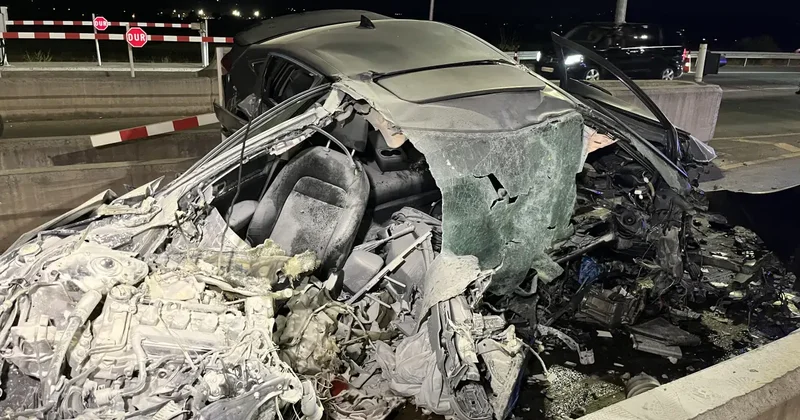 Kuzey Marmara da feci kaza! Beton bankere çarpan araç hurdaya döndü