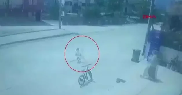 Caddeye koşarak çıkan çocuğa otomobilin çarptığı kaza kamerada