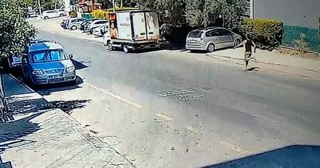 El freni boşalıp hareket eden kamyonetinin peşinden koştu; o anlar kamerada Aydın Haberleri