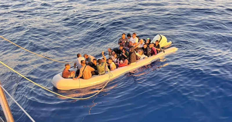 Batmak üzere olan lastik bottan 13’ü çocuk 43 göçmen kurtarıldı