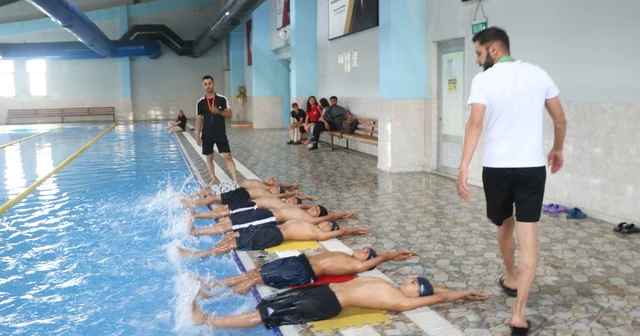 Kirli derede yüzen çocuklar, havuza davet edildi Hakkari Haberleri