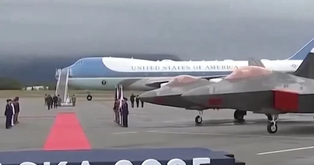 ABD Başkanı Trump ın uçağı tarihi görüşme için Alaska ya indi VİDEO İZLE