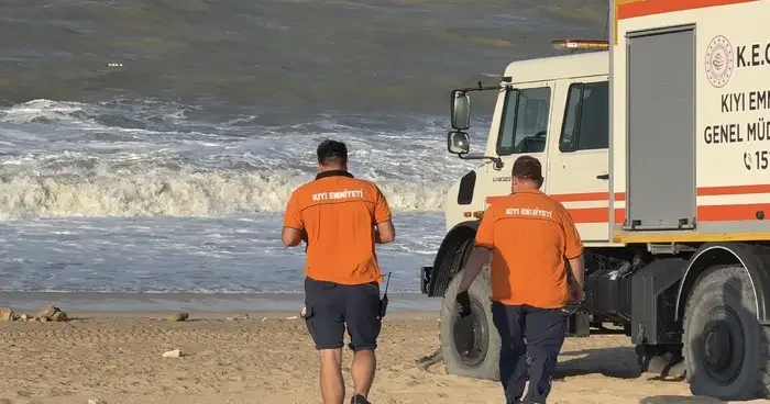 Karaburun Plajı nda acı olay! Yasağa rağmen denize giren bir kişi boğuldu
