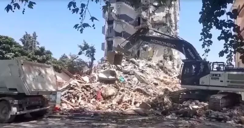Sındırgı’da hasarlı binaların yıkımına başlandı