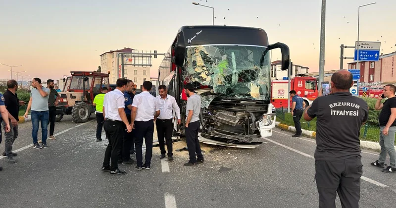Erzurum da yolcu otobüsünün traktöre çarpma anı güvenlik kamerasında