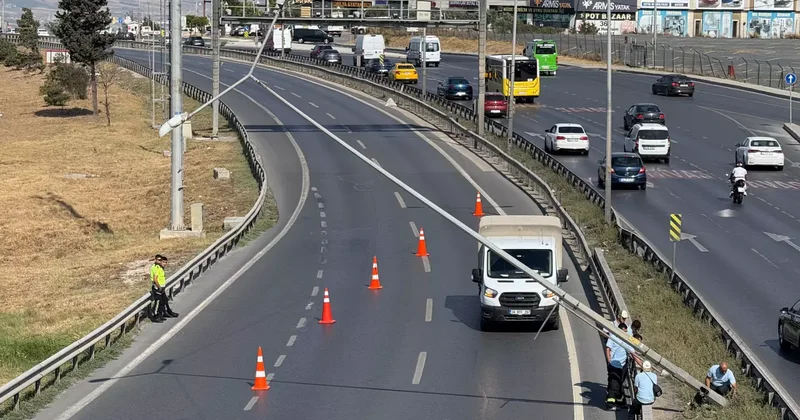 Büyükçekmece de aydınlatma direği yan yattı: E 5 trafiğe kapatıldı