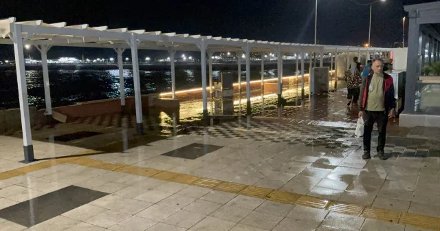 Tekirdağ da fırtına denizi taşırdı: Yürüyüş yolu su altında kaldı Tekirdağ Haberleri