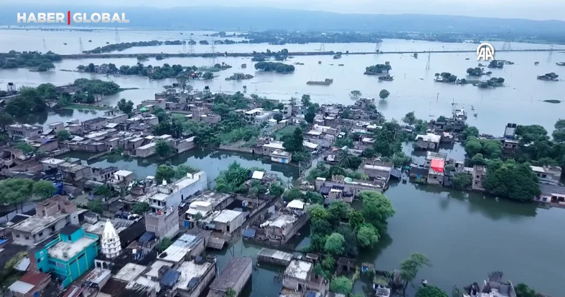 Hindistan ın Bihar eyaletinde sular altında kalan bölgeler havadan görüntülendi